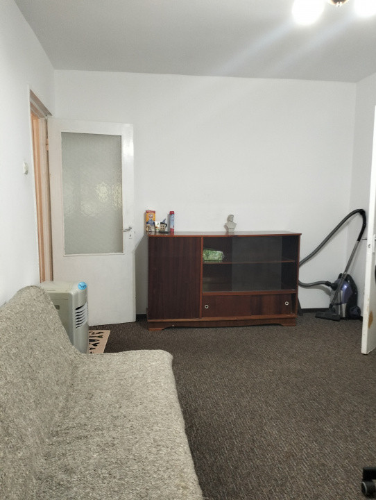 Apartament 2 camere, etaj 1/4 zona Malu Rosu