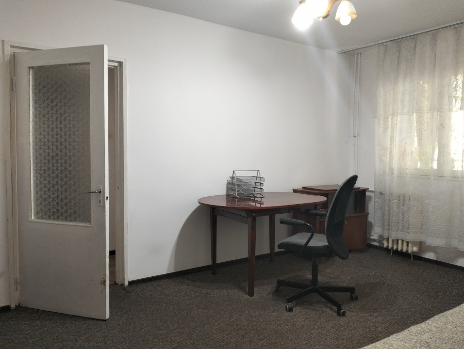 Apartament 2 camere, etaj 1/4 zona Malu Rosu