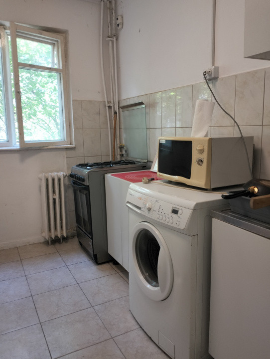 Apartament 2 camere, etaj 1/4 zona Malu Rosu