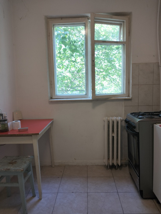 Apartament 2 camere, etaj 1/4 zona Malu Rosu