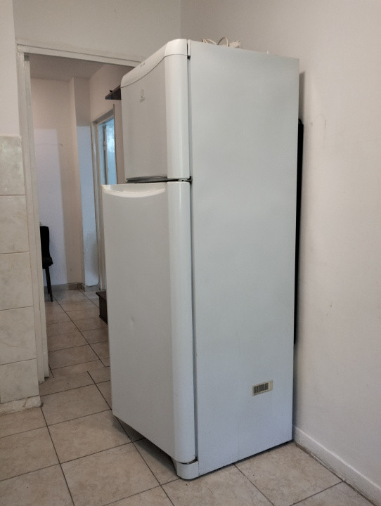 Apartament 2 camere, etaj 1/4 zona Malu Rosu