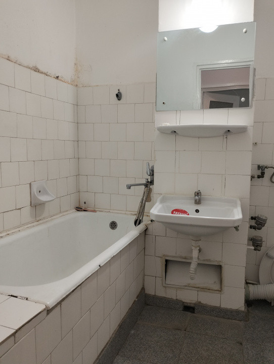 Apartament 2 camere, etaj 1/4 zona Malu Rosu