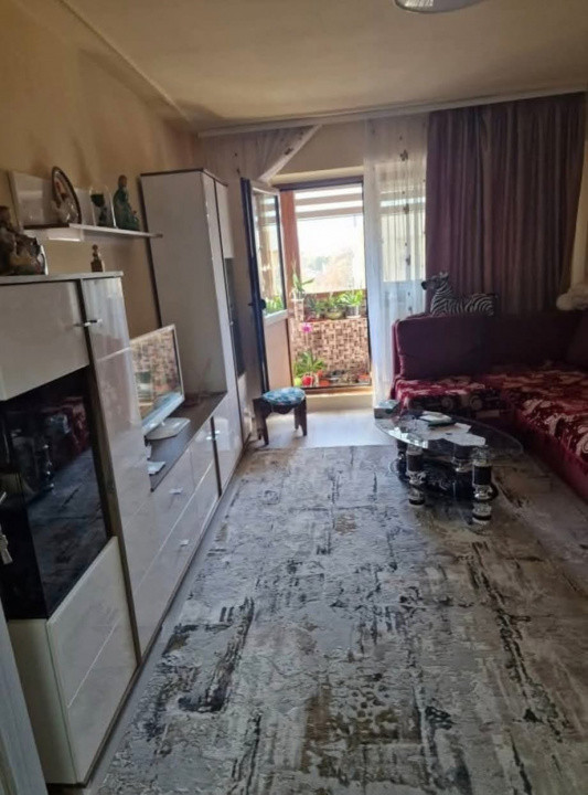 Apartament 4 camere decomandat, orasul Mizil, zona Centrala 