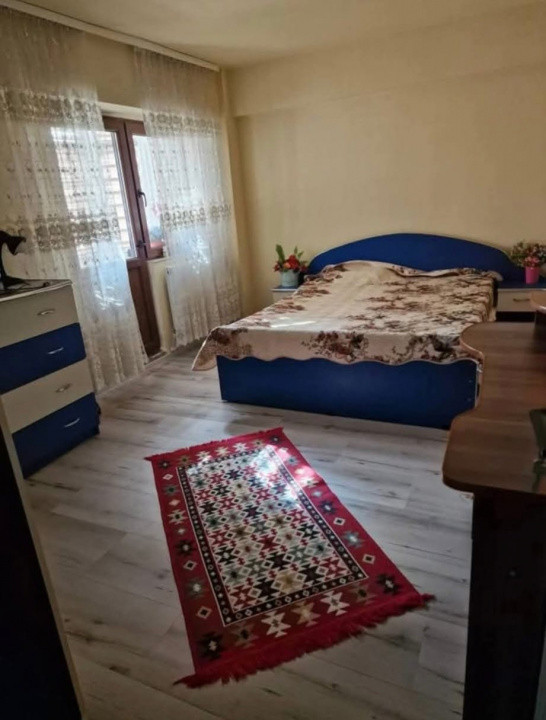 Apartament 4 camere decomandat, orasul Mizil, zona Centrala 