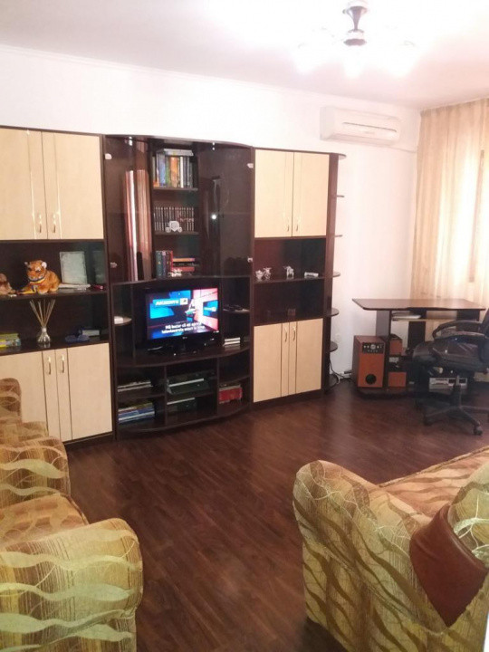 Apartament, 2 camere, decomandat, etajul 1/10, zona 8 Martie