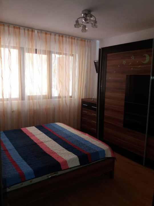 Apartament, 2 camere, decomandat, etajul 1/10, zona 8 Martie