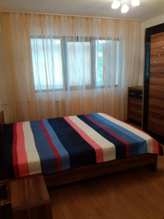 Apartament, 2 camere, decomandat, etajul 1/10, zona 8 Martie