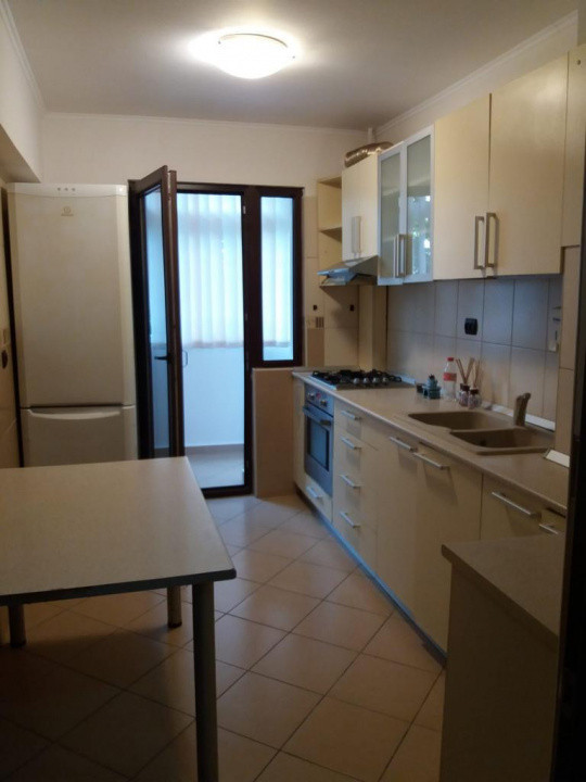 Apartament, 2 camere, decomandat, etajul 1/10, zona 8 Martie