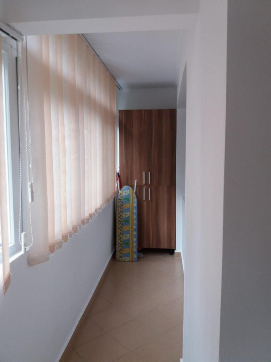 Apartament, 2 camere, decomandat, etajul 1/10, zona 8 Martie