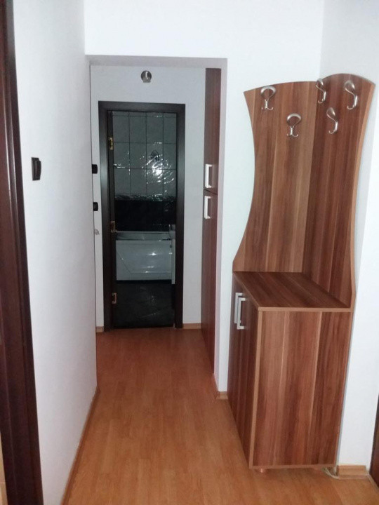 Apartament, 2 camere, decomandat, etajul 1/10, zona 8 Martie
