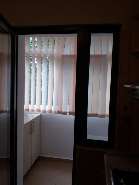 Apartament, 2 camere, decomandat, etajul 1/10, zona 8 Martie