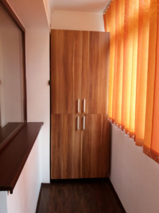 Apartament, 2 camere, decomandat, etajul 1/10, zona 8 Martie