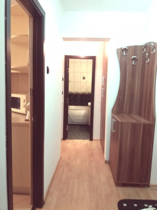 Apartament, 2 camere, decomandat, etajul 1/10, zona 8 Martie