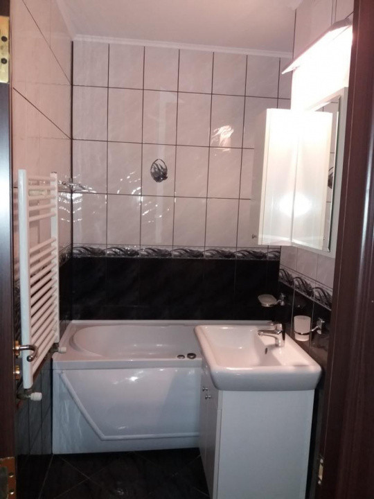 Apartament, 2 camere, decomandat, etajul 1/10, zona 8 Martie