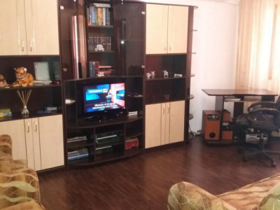 Apartament, 2 camere, decomandat, etajul 1/10, zona 8 Martie