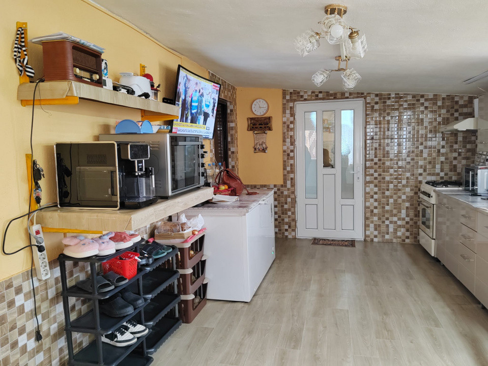 Imobil cu 2 constructii, anexe și 670 mp teren, utilități racordate, Bratasanca