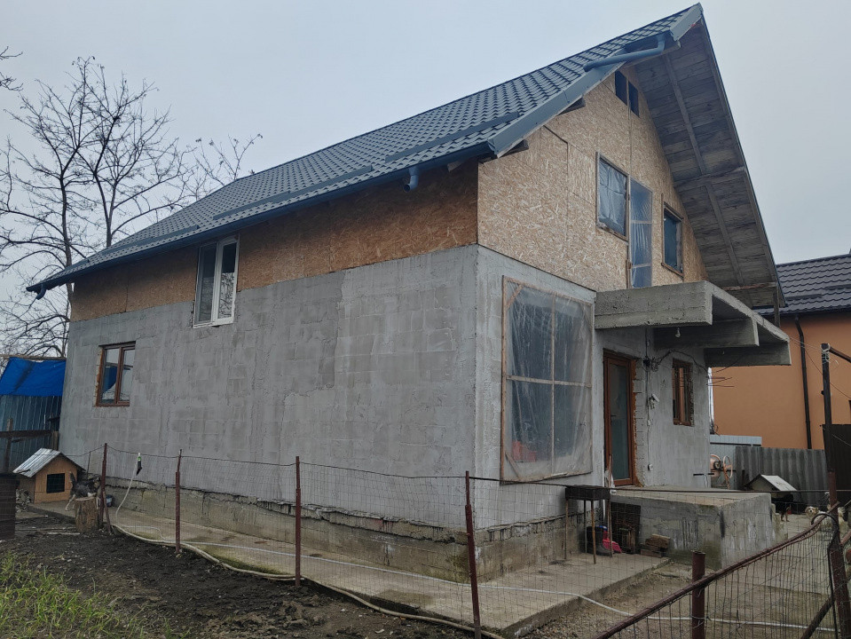 Imobil cu 2 constructii, anexe și 670 mp teren, utilități racordate, Bratasanca