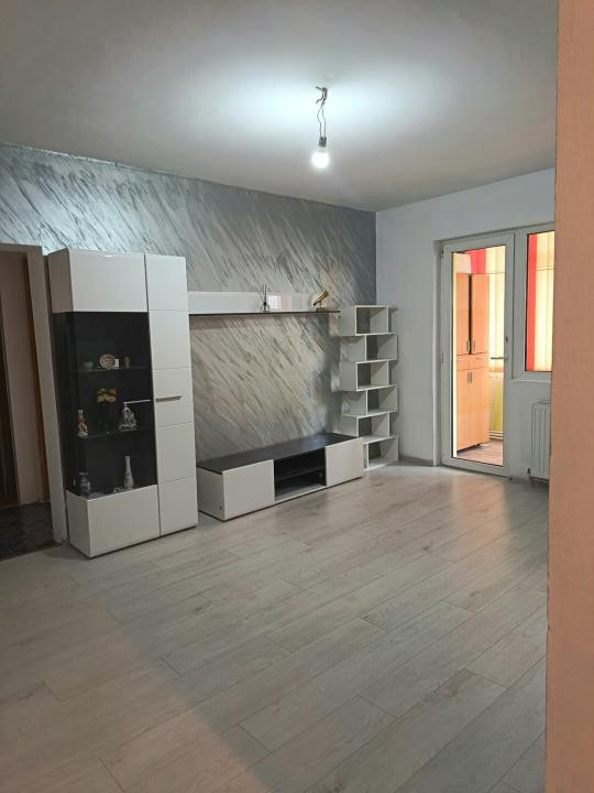 Apartament 3 camere, etaj intermediar,  centrala proprie,zona Nord