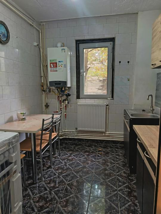 Apartament 3 camere, etaj intermediar,  centrala proprie,zona Nord
